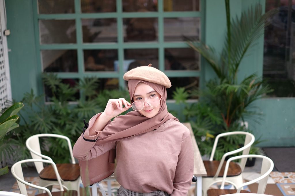 kombinasi warna baju coklat tua cocok dengan jilbab warna apa